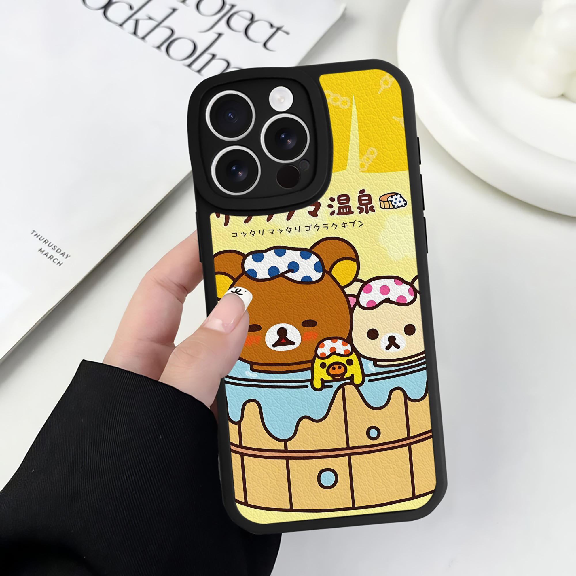 （画像用） リラックマ リラックマ キイロイトリ Rilakkuma Korilakkuma Kiiroitori 【iPhone 16シリーズ対応】シリコンスマホケース（レザー調） 材質：シリコン